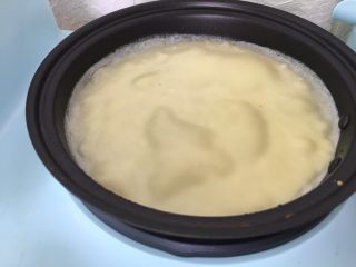 10、千层芒果蛋糕,倒一勺面糊到不粘锅,鼓包既可。