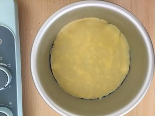 17、千层芒果蛋糕,铺一张千层皮。