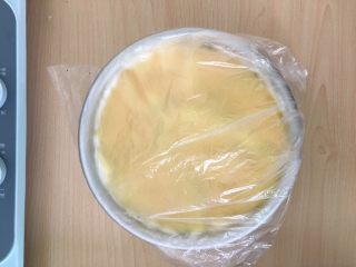 21、千层芒果蛋糕,用保鲜袋装好。