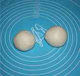 1、 荷花酥,油皮：容器中加入中粉、水、糖、猪油，揉成团到光滑，分成两份。