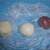 3、 荷花酥,油酥：容器中加入低粉、猪油揉成团，三个面团盖上保鲜膜，静置三十分钟。