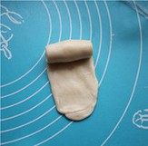 7、 荷花酥,再90度转下，擀成至长条形再卷起。