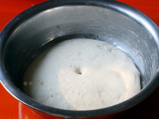 1、香甜松软的豆沙发面饼,先把酵母用温水化开，然后加到面粉里，把面粉和成很软的面团，跟咱们平时烙饼用的面团一样柔软就行。然后盖上湿布放温暖处发酵至两倍大。