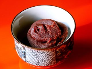 2、香甜松软的豆沙发面饼,准备好豆沙馅儿，这个馅儿随您喜欢，也可以用其他馅儿，例如红糖、绿豆沙。