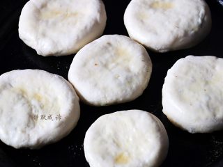 8、香甜松软的豆沙发面饼,底锅放少许油，把生坯放进去，小火烙。由于是发面饼，饼一会儿就会涨高变厚，看着它变化的过程会感觉到神奇。
