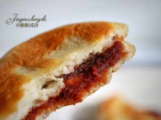 11、香甜松软的豆沙发面饼,香香的，甜甜的。暄软可口，吃一个总不够，必须来上两三个。