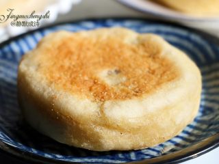 12、香甜松软的豆沙发面饼,一顿吃不完的话，就把它晾至温凉时放进保鲜袋扎紧袋口保存，防止它变硬影响口感。