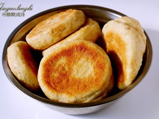 10、香甜松软的豆沙发面饼,菜谱中的量够一家三口吃上一两天，您可以酌情增减。