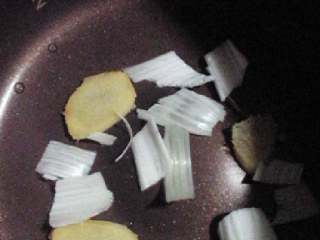 3、海带冬瓜肉片,葱姜切片铺锅底，滴少许油，