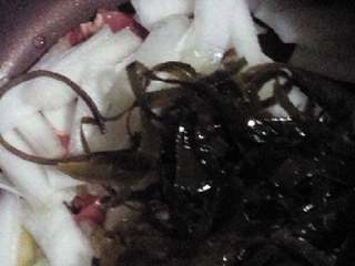 4、海带冬瓜肉片,肉冬瓜，海带依次放好，蒜切成片放进去，