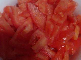 5、海带冬瓜肉片,西红柿切碎放进去，添一碗水，放盐，少许生抽调味，盖好锅盖，调到熬粥档，进行加热。