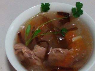 6、海带冬瓜肉片,等电饭锅自动跳起时，关掉电源，盛盘，放香菜装饰即可！