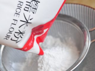 2、香芋红豆驴打滚,将水磨糯米粉倒入网筛中过筛。