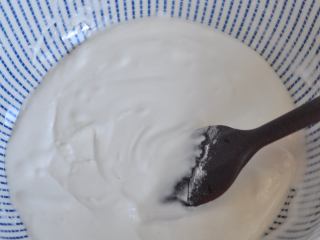 4、香芋红豆驴打滚,用翻拌的方式,将面糊调匀。