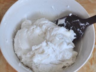 5、香芋红豆驴打滚,然后放入微波炉中加热1分钟,取出来搅拌一下,继续加热50秒,整体就全部熟了。