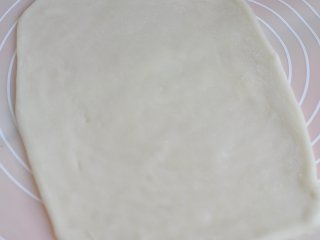 9、香芋红豆驴打滚,用擀面杖将糯米团擀开,擀成长方形。