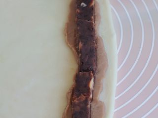 11、香芋红豆驴打滚,再摆上一条红豆莲子馅。