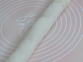 14、香芋红豆驴打滚,要卷得紧一些,直到卷完,把封口捏紧一些。