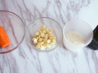 1、宝宝辅食之玉米胡萝卜粥,准备好所需要的食材