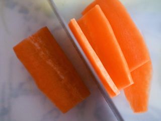 2、宝宝辅食之玉米胡萝卜粥,将一小块胡萝卜洗净，切大片