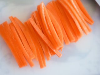 3、宝宝辅食之玉米胡萝卜粥,再由大片改刀成条