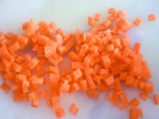 4、宝宝辅食之玉米胡萝卜粥,最后切成小丁丁，具体大小根据可自己需要