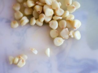 5、宝宝辅食之玉米胡萝卜粥,将准备好的玉米粒洗净