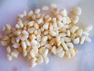 6、宝宝辅食之玉米胡萝卜粥,如果是不到一周岁的宝宝我们就将玉米粒切开，切碎更利于吸收