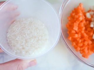 7、宝宝辅食之玉米胡萝卜粥,将事先准备好的大米洗净待用