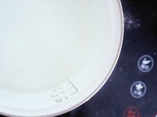 8、宝宝辅食之玉米胡萝卜粥,这个时候锅里注入750g水，如果觉得水多可以多熬一会儿，宝宝粥熬的越久越好