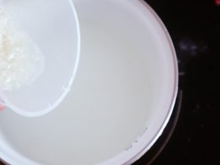 9、宝宝辅食之玉米胡萝卜粥,因为放的是沸水我们直接放入大米即可