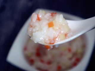 13、宝宝辅食之玉米胡萝卜粥,做好的玉米胡萝卜粥稠稠的，带有玉米香味