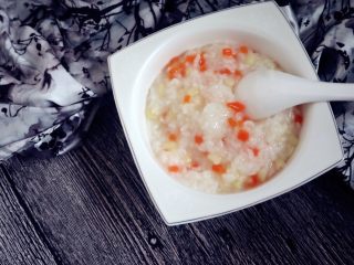 14、宝宝辅食之玉米胡萝卜粥,可以在煮一个鸡蛋搭配吃，如果还没吃过蛋清的宝宝可以吃蛋黄