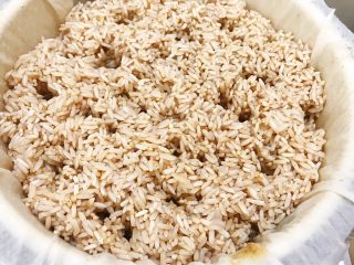 2、荷香糯米鸡,装入铺有纱布的蒸格里，插上几个洞隔水蒸至完全熟透，如果蒸出来夹生可以撒些纯净水继续蒸至熟透