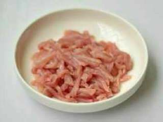 1、皮蛋瘦肉粥, 里脊肉切丝加少许盐，料酒，盐腌制10分钟，焯水。