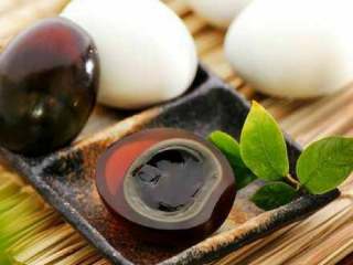 2、皮蛋瘦肉粥, 皮蛋切块，买皮蛋选品质好一点的哦