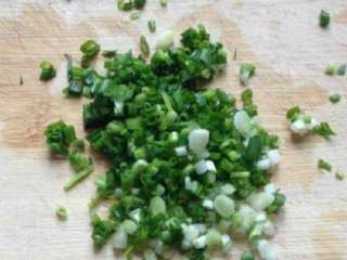 3、皮蛋瘦肉粥,小葱洗净先切等长的段再切成葱花