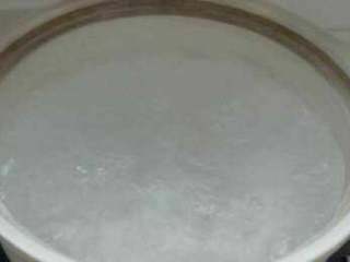 4、皮蛋瘦肉粥,大米淘好，砂锅加4杯水烧开，放入淘洗好的米煮粥，期间稍微用勺子搅一搅，以防糊了，煮35分钟。