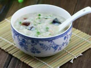 5、皮蛋瘦肉粥,加入皮蛋、姜丝、肉丝和葱花煮10～15分钟即可。