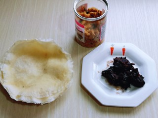 1、快手早餐～少油版香煎肉松春卷,准备食材，宝贝想吃豆沙馅，所以做了两种口味。