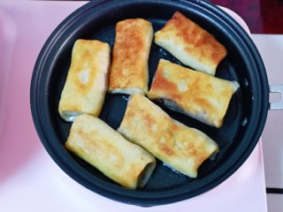9、快手早餐～少油版香煎肉松春卷,煎至两面金黄即可将早餐机断电。
