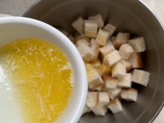 4、香烤吐司丁,融化的黄油