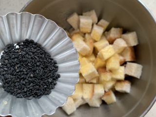 5、香烤吐司丁,加适量黑芝麻