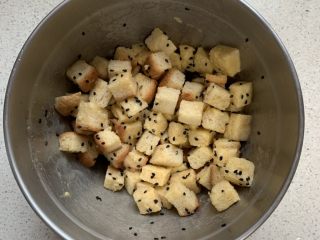 6、香烤吐司丁,混合均匀