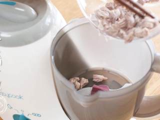 1、牛肉土豆粥8m+,将煮好的牛肉丁放入辅食机，搅打成泥~