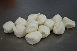 3、小兔包子,将发酵好的面团排气再次揉匀，搓条下剂子