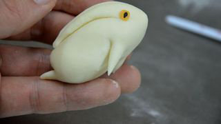 8、小兔包子,把耳朵向上翻起，捏一下整形，用剪刀剪出小尾巴