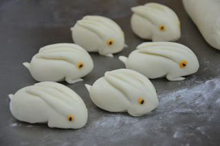 11、小兔包子,做好的小兔醒发一会儿和胡萝卜一起入蒸笼蒸熟