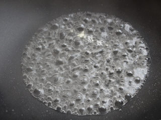 7、花生粘,小火煮开，水量不多，很容易就烧开，人不要走开，以免烧干。