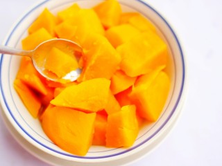 2、口感超赞的黄金红薯球,捣成泥。